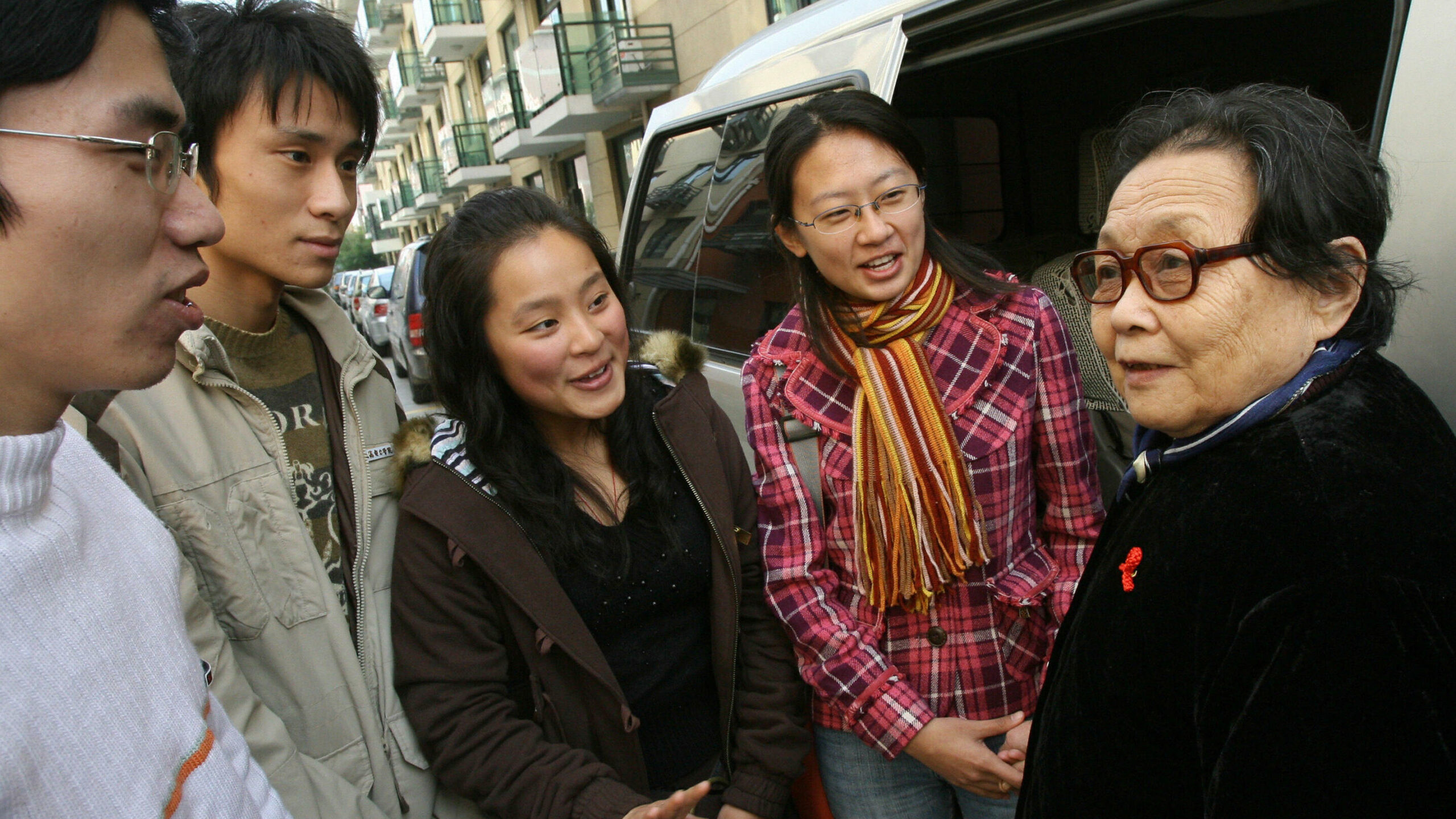 Veteran Chinese AIDS campaigner Doctor Gao Yaojie, right, talks with students about AIDS prevention during a series of