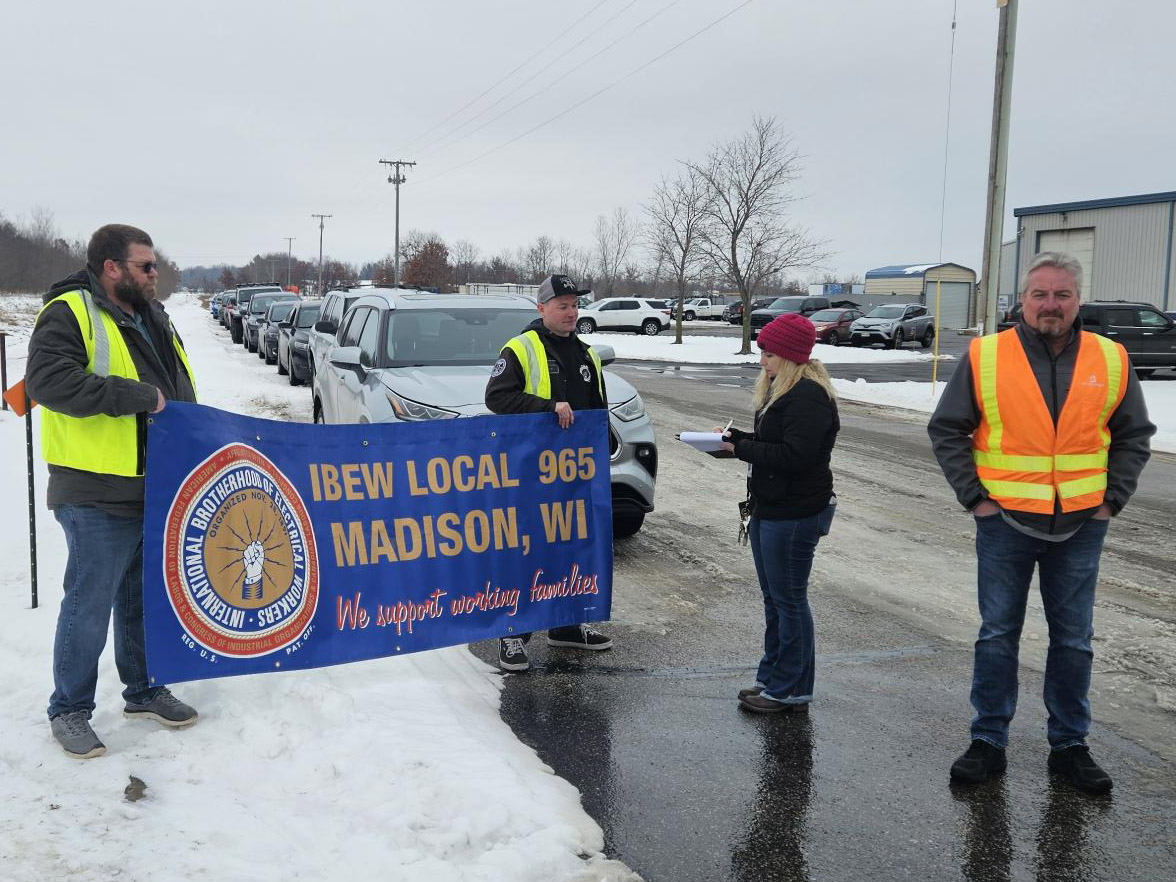 Workers attend rally to support Wisconsin Rapids union effort