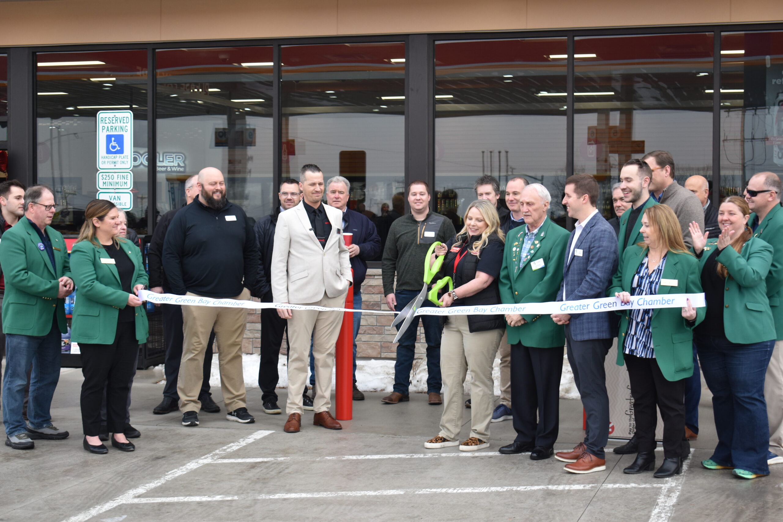 fficials from Circle K and the Greater Green Bay Chamber participate in a ribbon cutting ceremony