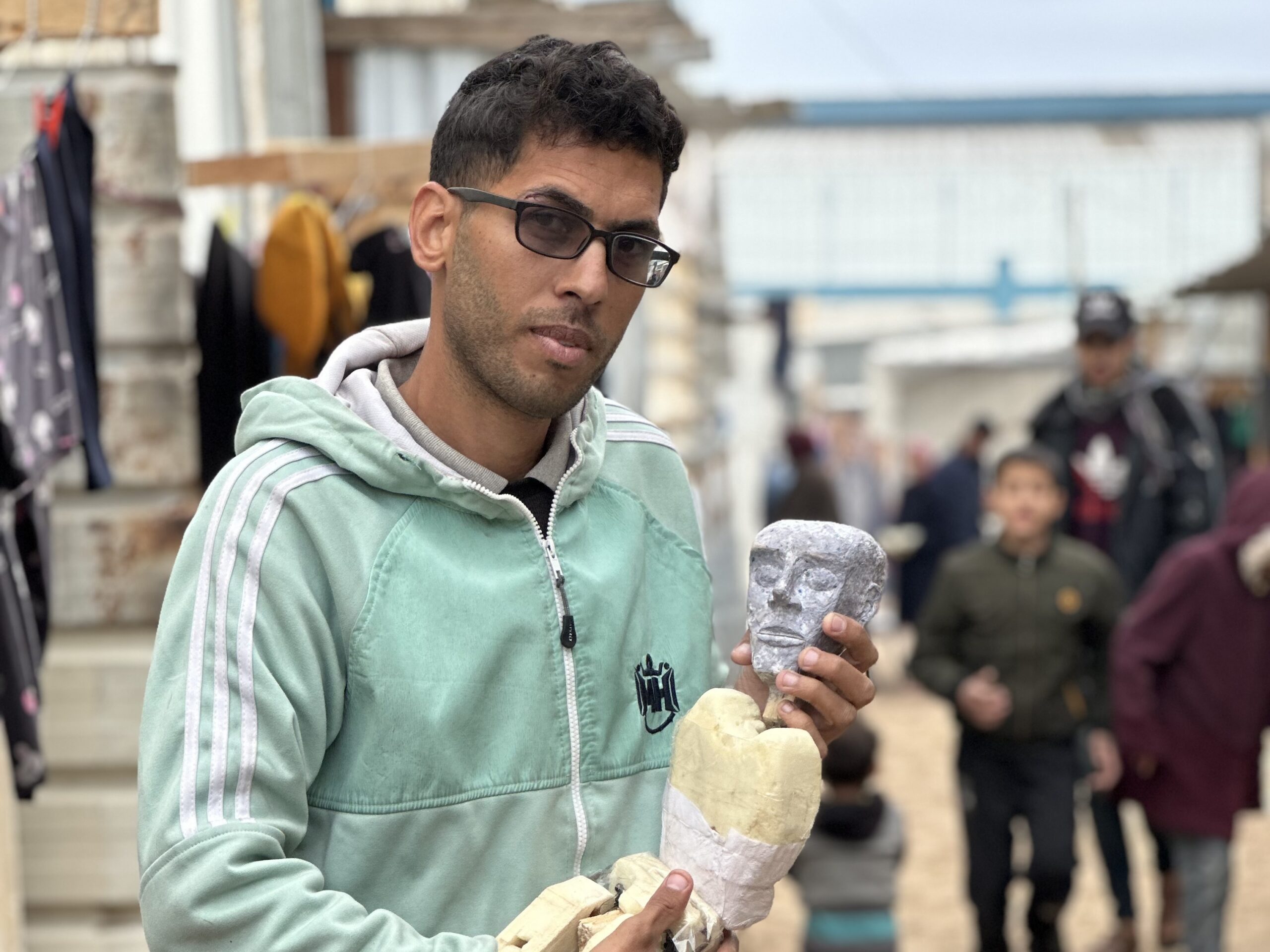 Gaza puppeteer doesn’t let the war stop his passion