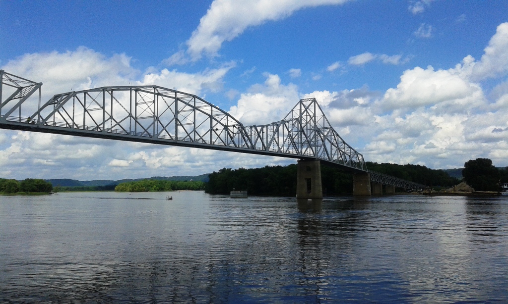 Bridge crossing Mississippi River into Iowa closed for repairs