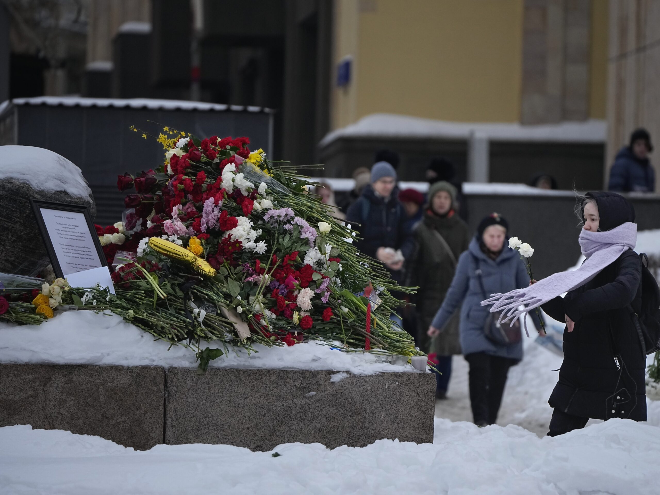 Over 400 detained in Russia as country mourns the death of Alexei Navalny