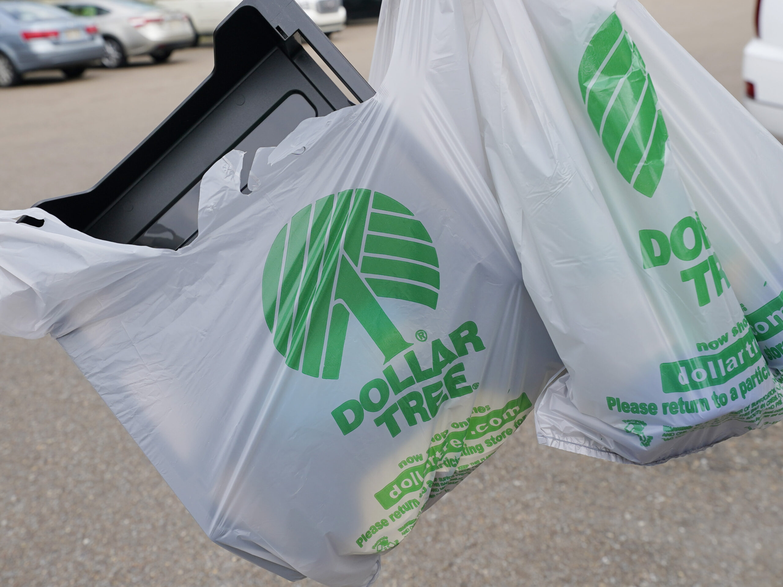 Dollar Tree to close nearly 1,000 stores as it posts a fourth quarter loss