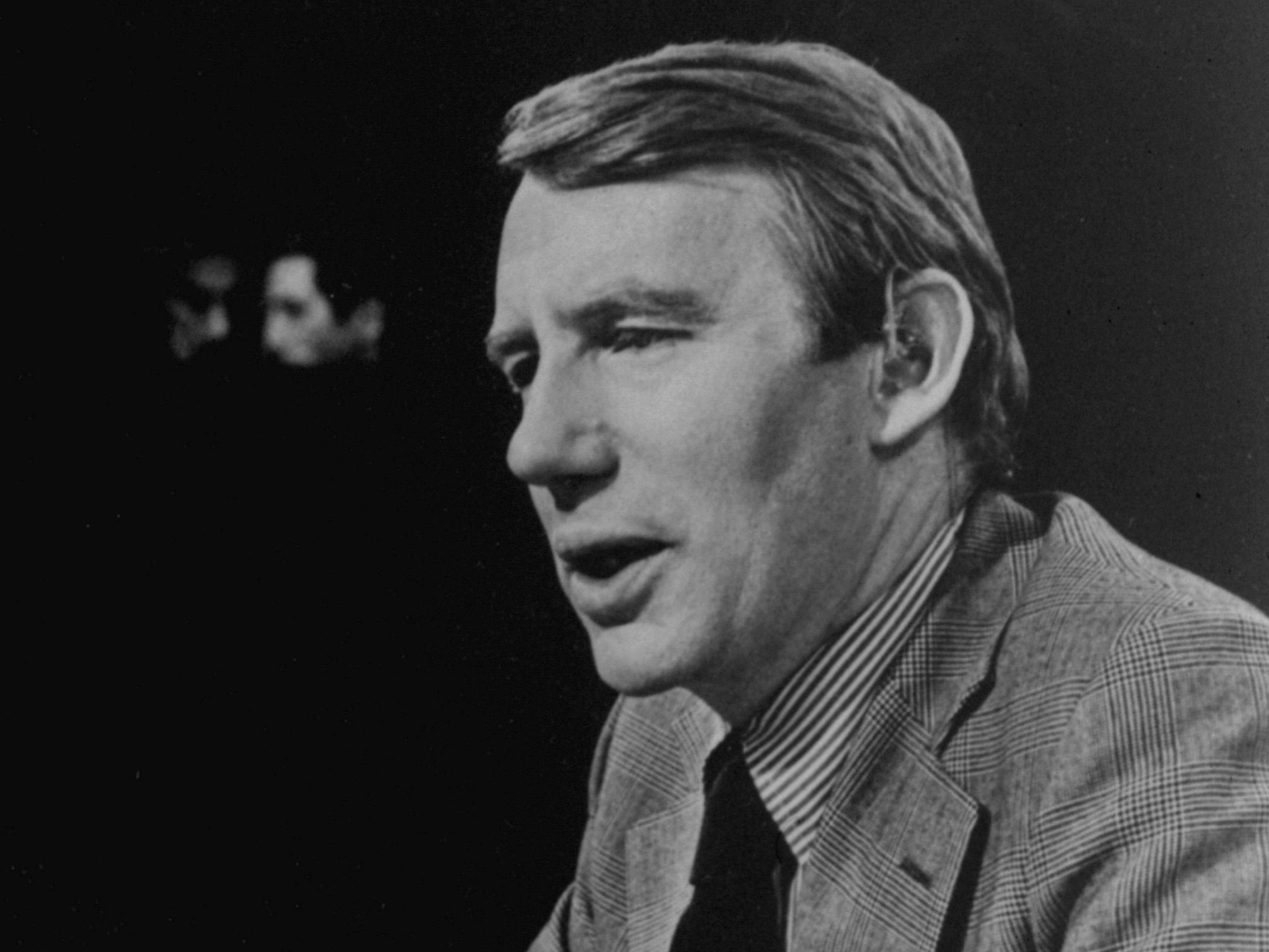 Robert MacNeil, creator and first anchor of PBS ‘NewsHour,’ dies at 93