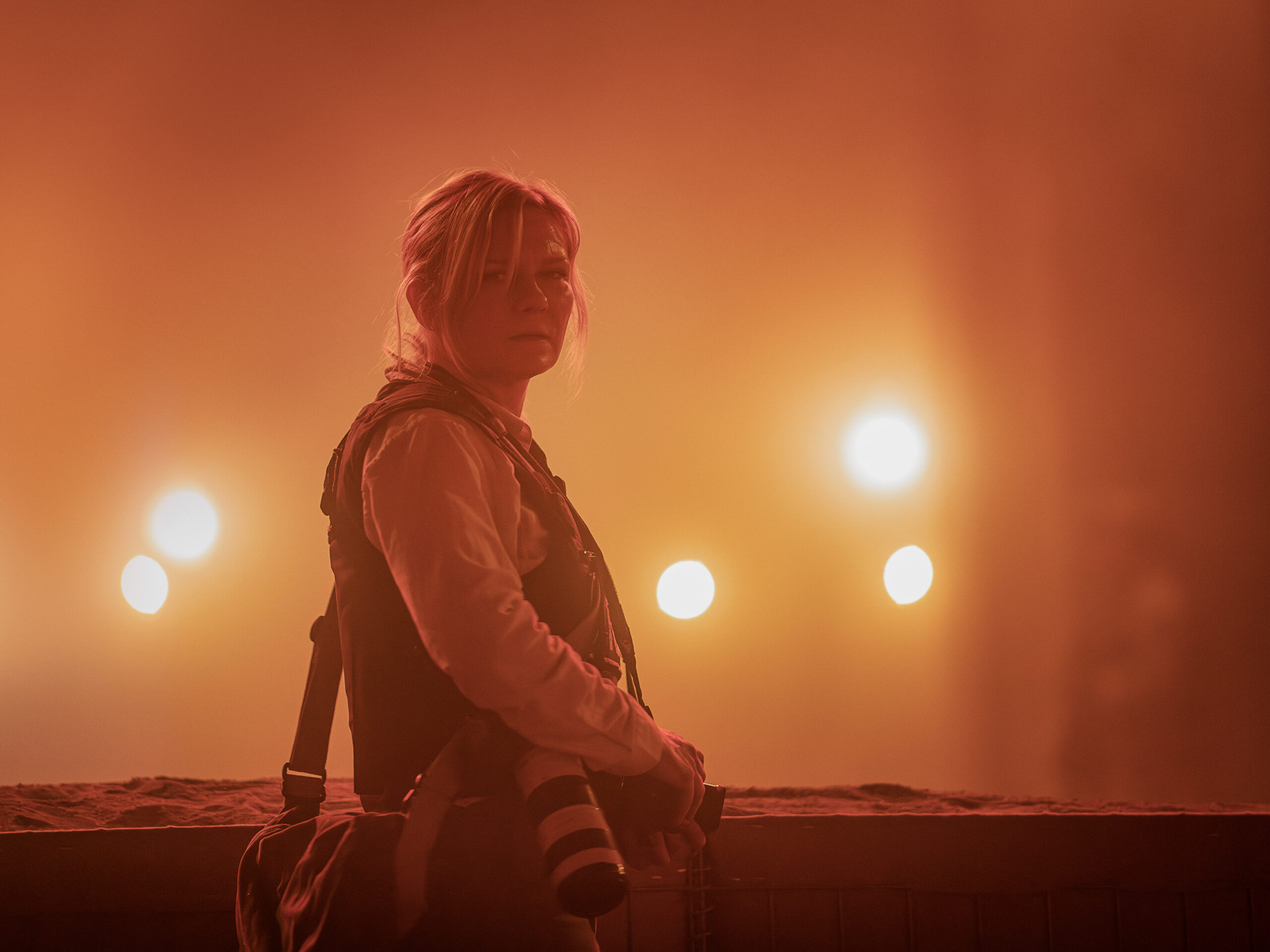 Kirsten Dunst plays a battle scarred photojournalist in Civil War.