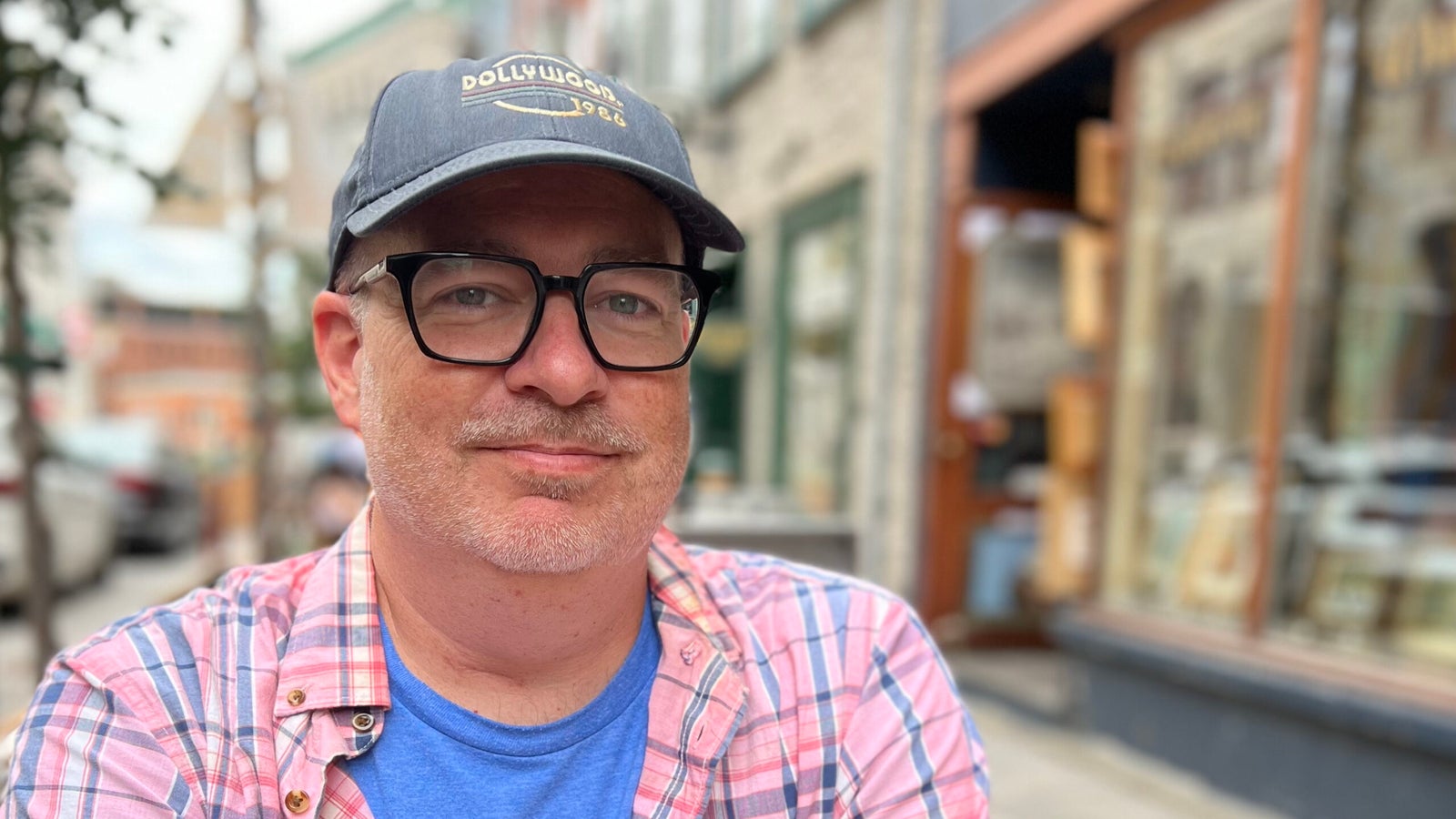 Dan Kois is a writer, editor, and podcaster who lives in Arlington, Virginia. Eventually, he will move back to Hawaiʻi. for things having to do with slate: dan.kois@slate.com if you want to pitch slate, find the right editor here personal: dankois@gmail.com