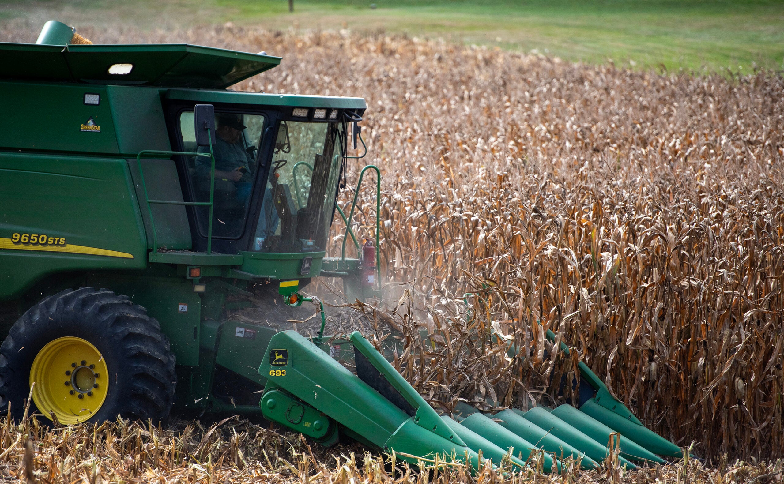 Survey: Farmers expected to end 2025 with tough financial conditions