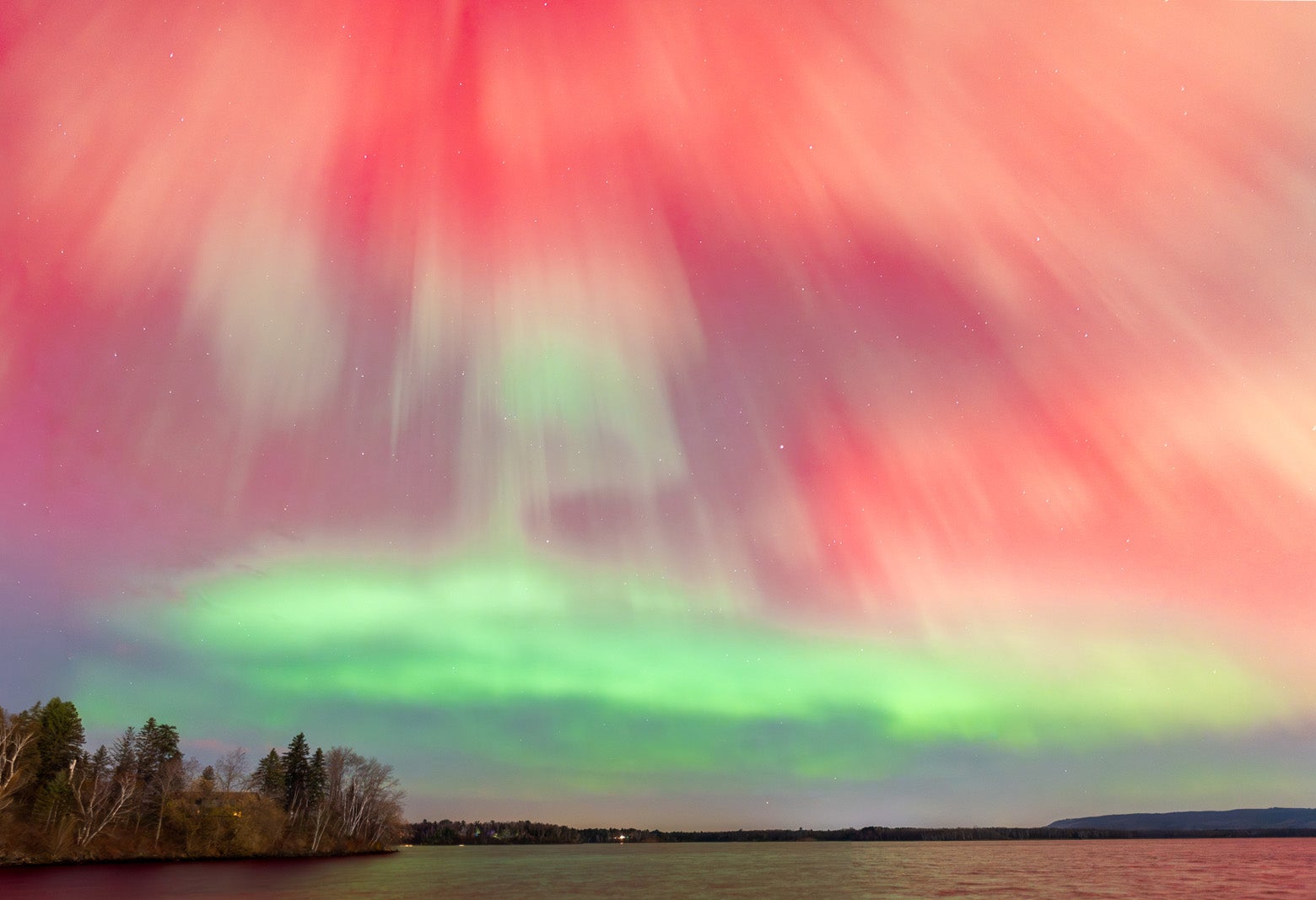 Which side is best for viewing the aurora borealis? A light rivalry between Superior and Duluth