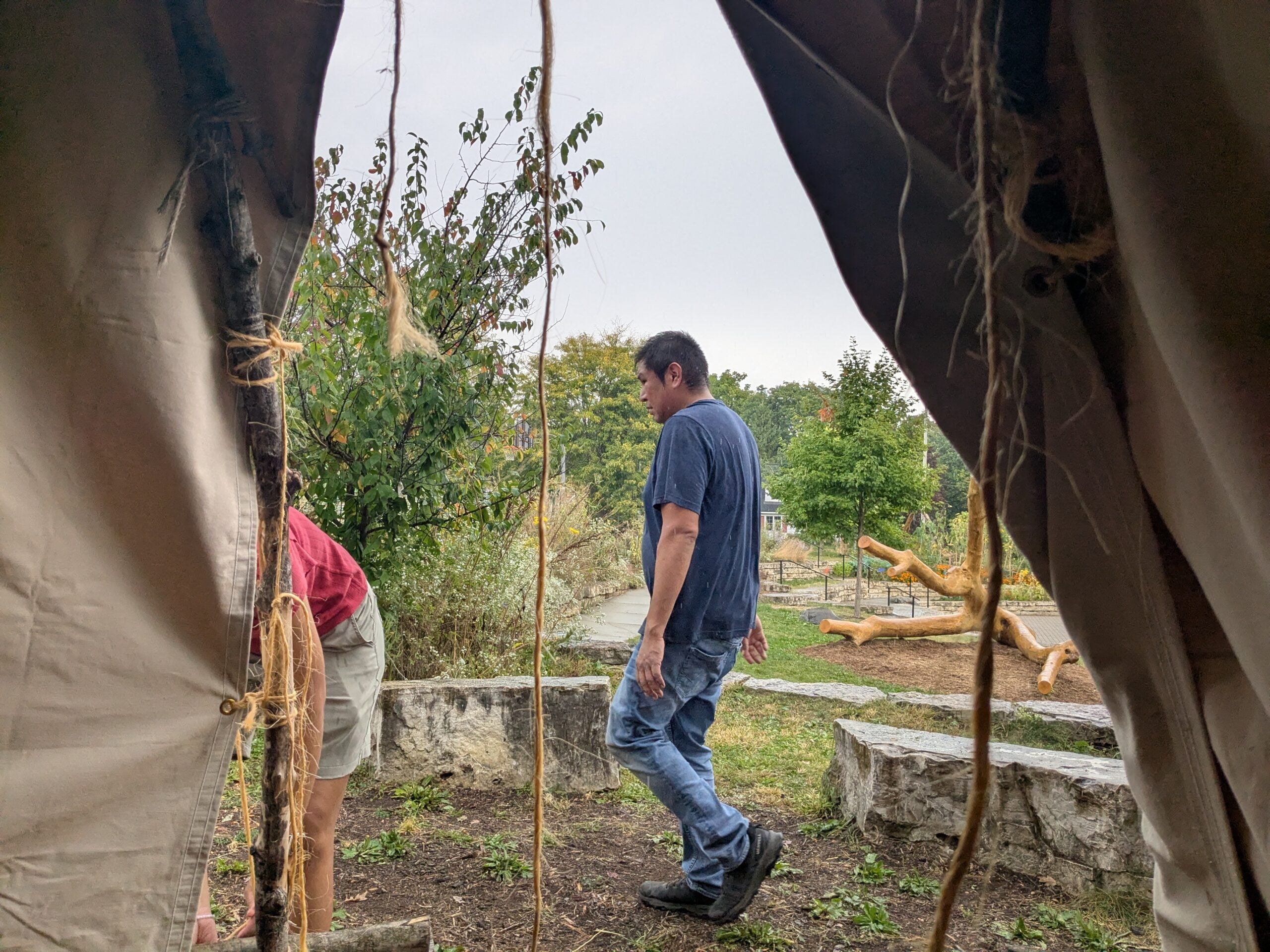 Ho-Chunk educator builds traditional ciiporoke structure with Wisconsin students