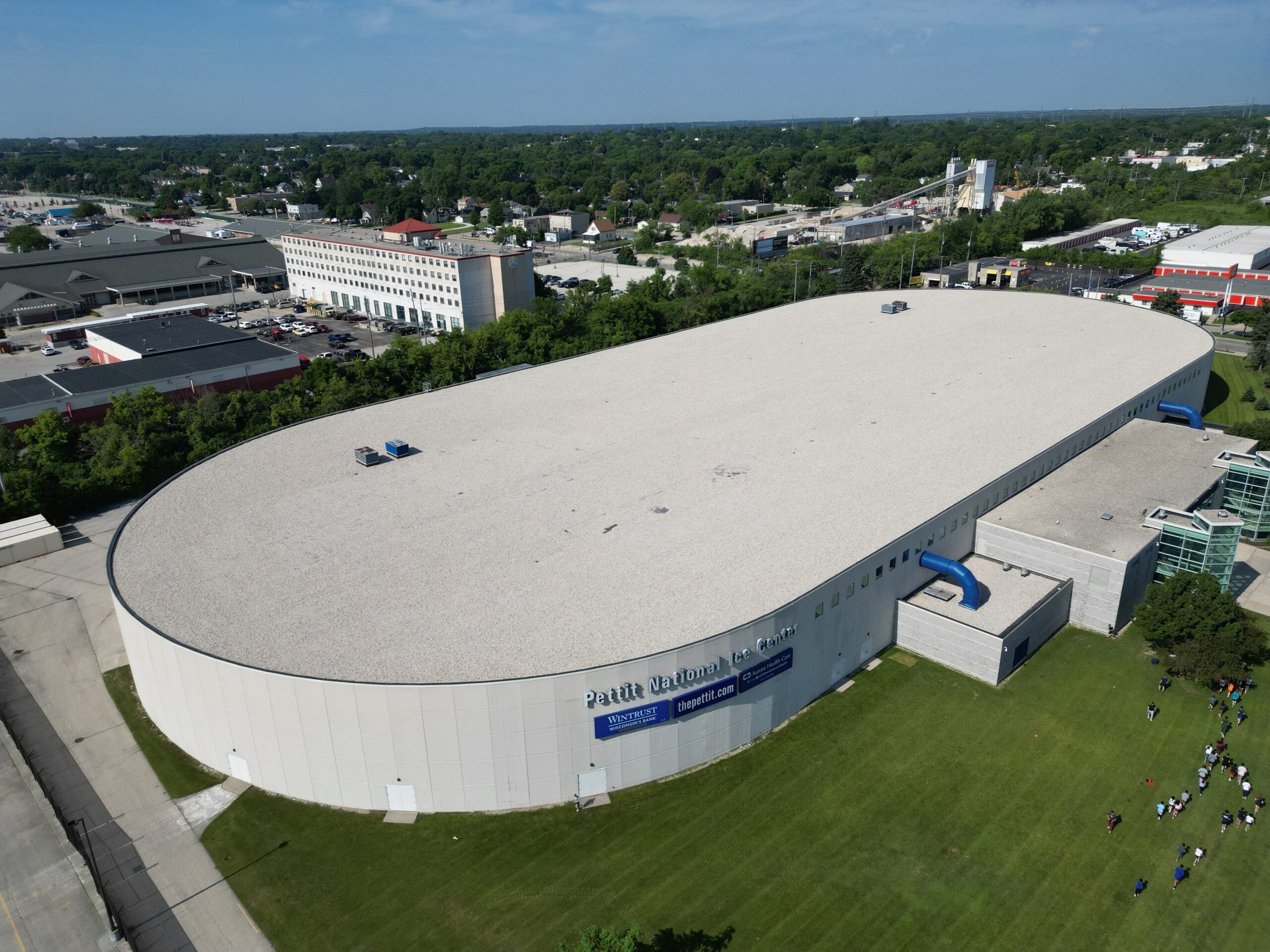 Milwaukee’s Pettit Center indoor Olympic speedskating oval goes solar